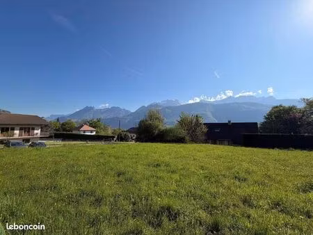 terrain 675 m² lathuile