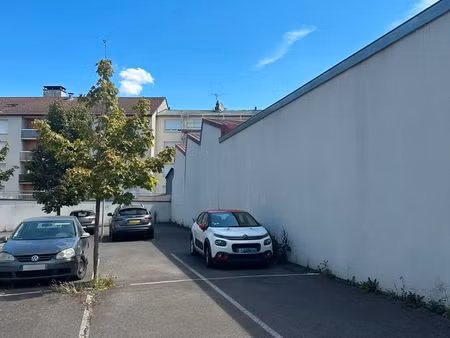 place de parking extérieure