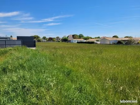 terrain 548 m² semussac