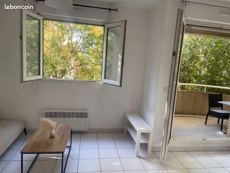 joli appart avec coin chambre  terrasse et parking