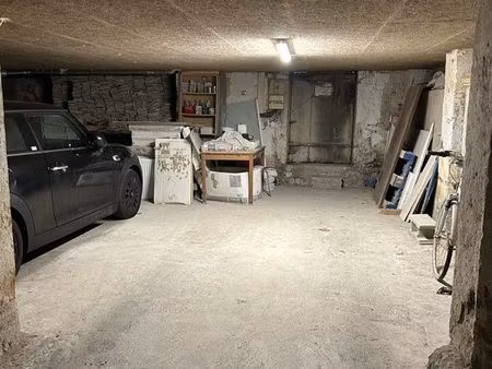 places de parking fermées lyon 1