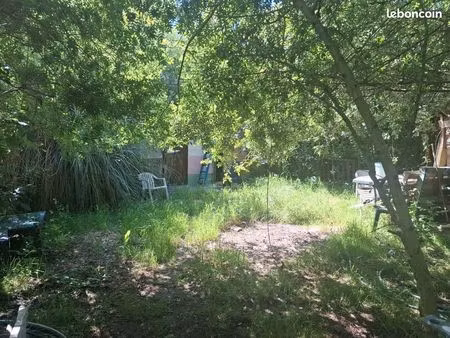 espace jardin avec grand cabanon dans ferme à palau