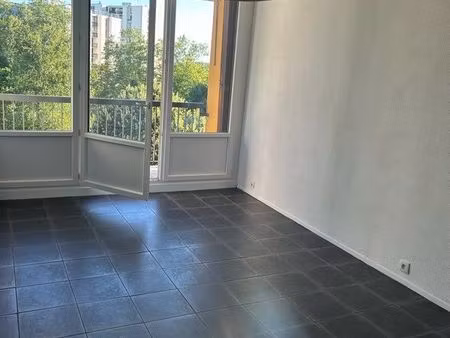 loue f3 très bon état dans residence