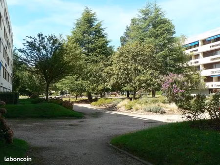 t1 proche universites