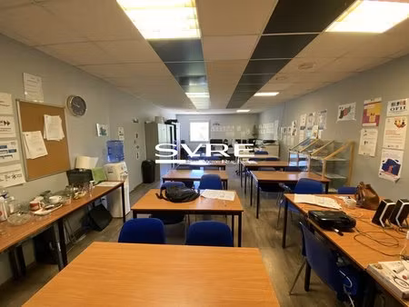 location local professionnel 64m² aubagne 13400