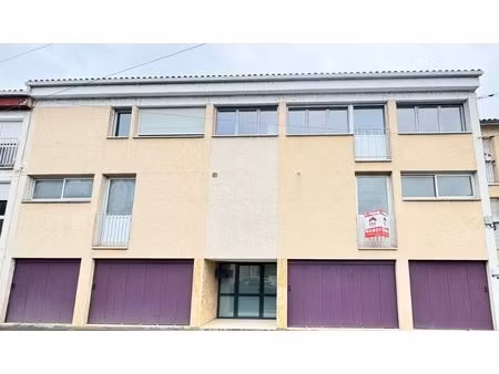 a vendre  immeuble de rapport à perigueux avec 2 plateaux (150 m2 chacun) et 4 garages