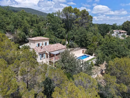 villa traditionnelle figanières au calme absolu  sans vis-à-vis avec piscine