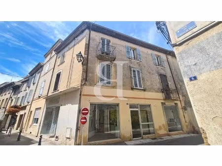 grand immeuble composé d'un local et de plusieurs appartements