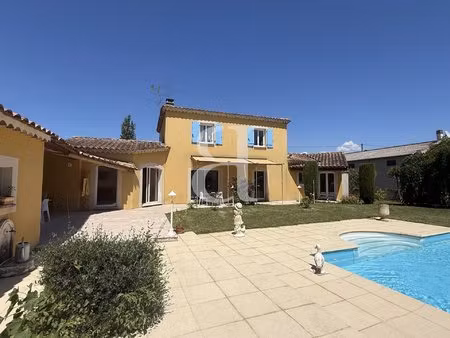 belle villa avec double garage et piscine à valréas