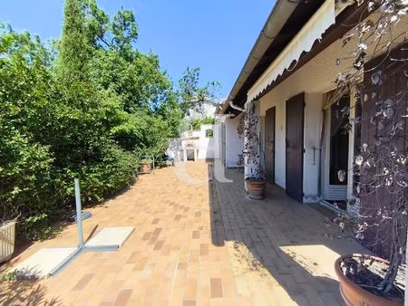 villa spacieuse avec grand terrain à proximité des commodités