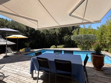 villa de plain pied sur un magnifique terrain arboré avec piscine.