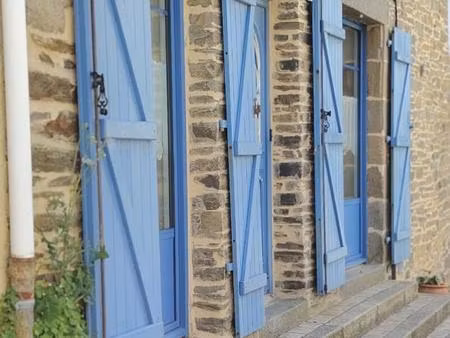 a cancale ! maison en pierre en excellent état  6 pièces  5 chambres !