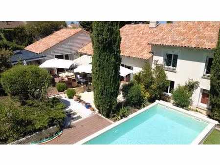 maison à st benoit de 245 m2   5 chambres  double sejour   jardin  piscine  garage