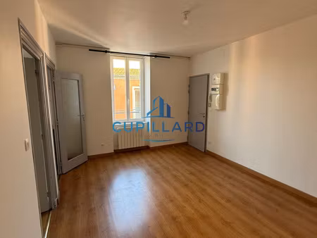appartement t2 de 34 85 m2 au 1er étage d'un immeuble agréab