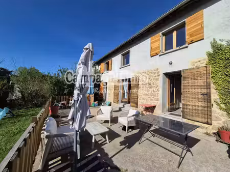 maison de caractère avec terrain et dépendances.