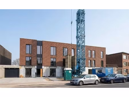 gelijkvloersappartement met 2 slaapkamers en tuin.