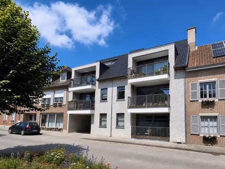 kwalitatief afgewerkt dakappartement met 2 slaapkamers  garagebox en autostaanplaats