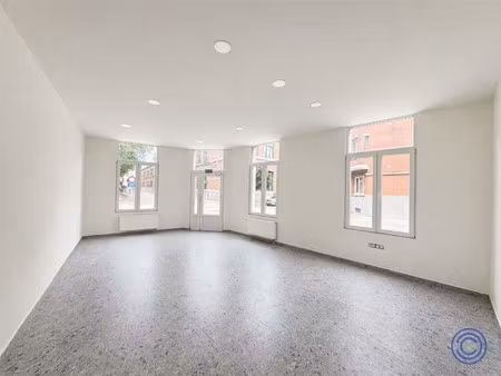 vernieuwde handelsruimte met veel lichtinval en zichtbare hoekligging in antwerpen!