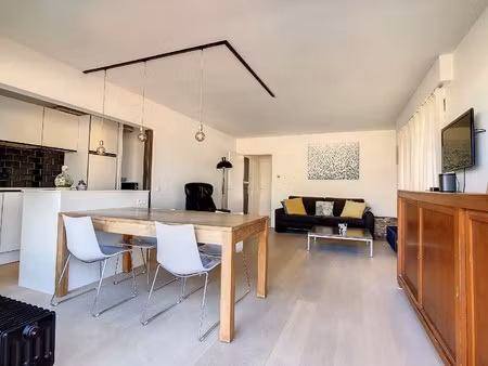 goed gelegen gerenoveerd appartement met twee ruime slaapkamers  terras (25 m²) en garageb