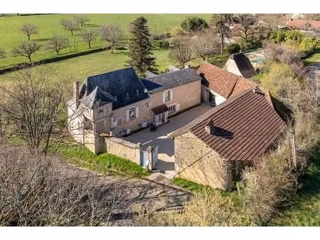propriété en pierre de type 7  piscine  dépendances  sur un terrain arboré de 6300 m²