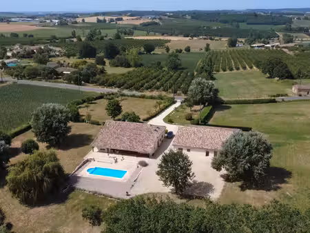 superbe ferme rénovée avec soin avec piscine  grande grange et belles vues