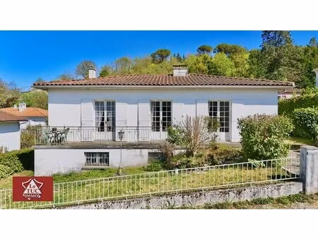 villa avec grand garage et jardin.