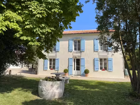maison de caractère avec vue  piscine et maison d'amis
