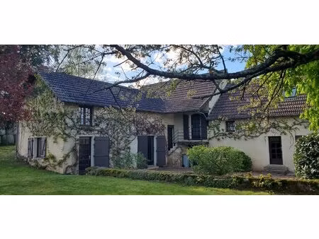 maison de campagne sur terrain arboré avec vue.