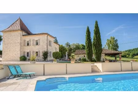 élégante propriété quercynoise avec pigeonnier et piscine