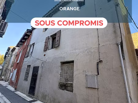 maison orange d'environ 107m²