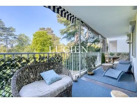 ecully - t5 de 122m2 avec grande terrasse  tennis et stationnement
