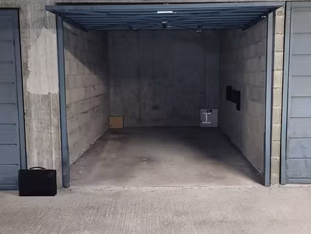 villeurbanne charpennes  garage fermé sécurisé
