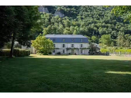 élégante maison de maitre au pied des pyrénées