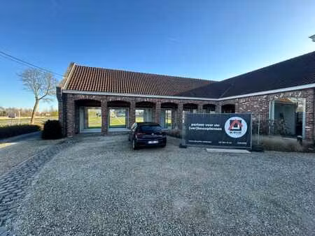 uitstekend gelegen toonzaal (652 m²) – langs n60 oudenaar...