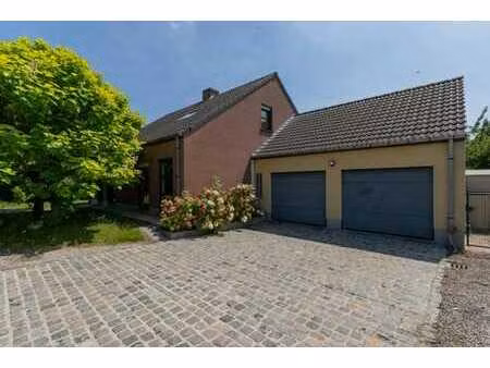 villa 4 chambres avec double garage dans un clos calme