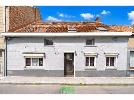 maison mitoyenne à kain tombe offre un beau potentiel d'amén