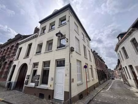 chouette petit duplex en plein centre de mons