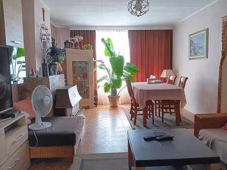 opbrengsteigendom met 2 app  tuin en grote garage met oprit