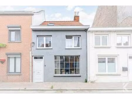 maison entièrement rénovée avec 4 chambres et un jardin.