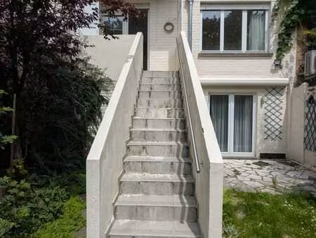 rez-de-chaussée avec jardin  850-eur/mois  1 ch.