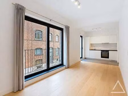 studio moderne dans un immeuble récent
