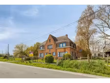 unieke hoeve met uitgestrekte gronden