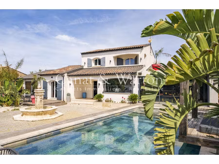 villa de luxe à vendre dans le quartier la moutonne