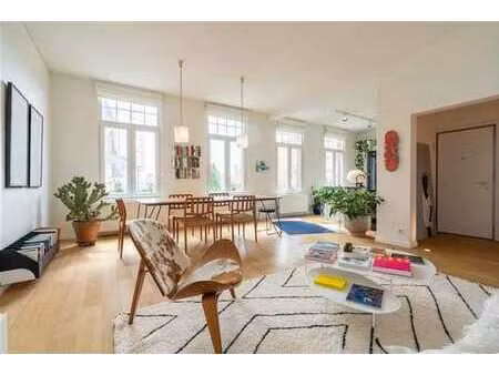 bel appartement avec beaucoup de lumière et d'espace
