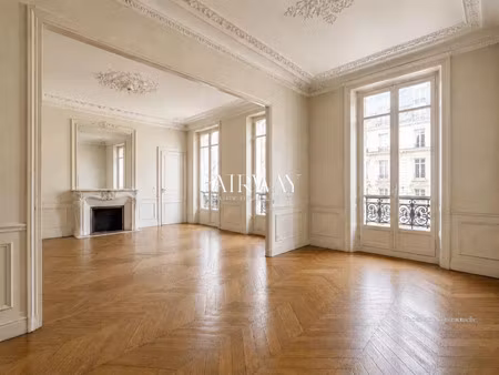 appartement de luxe à vendre dans le quartier trudaine-maubeuge