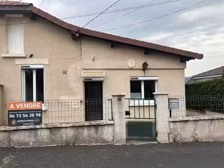 ? plain-pied  extérieur et beau potentiel sur les hauteurs de la combelle !