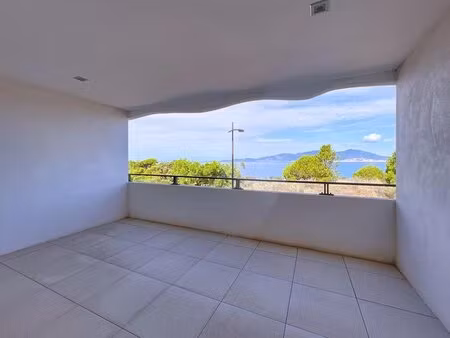f2 récent en bord de plage et vue mer