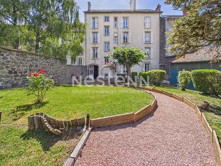a vendre à aurillac  à deux pas du centre-ville  appartement de caractère rénové  de type.