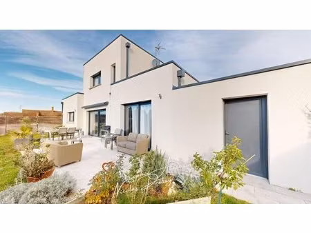 maison contemporaine avec garage  carport et jardin clos
