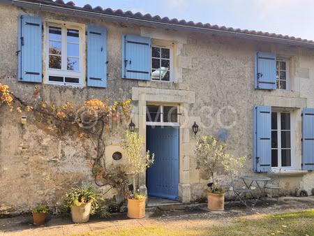 belle maison en pierres avec jardin arboré